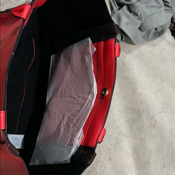 👜😍🥰Red Elizabeth Arden tote 👜 Bag 😍🥰 - Picture 3 of 4